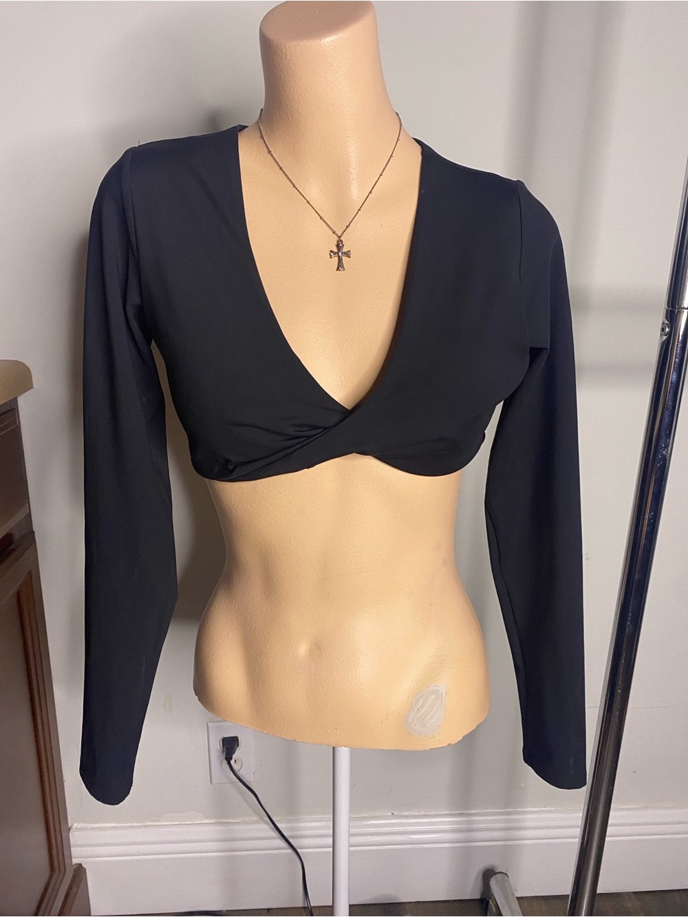 Fabletics Women's Black Long-Sleeve Crop Top - Deep V Twist Front